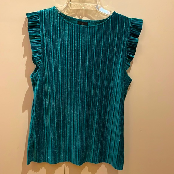 🍀 green velvet, crêpe top with ruffle sleeve sz M - Picture 1 of 4